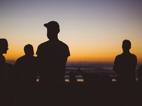 sonnenuntergang-junge-menschen-am-strand.jpg